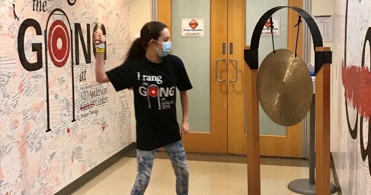 Preslie Johnson rings the gong at her last proton therapy treatment on March 5, 2021.