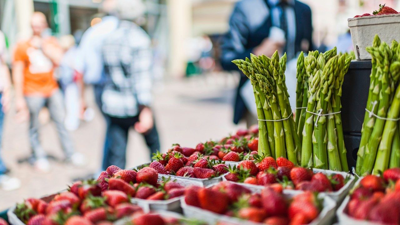 Sale of strawberries and asparagus on the street.