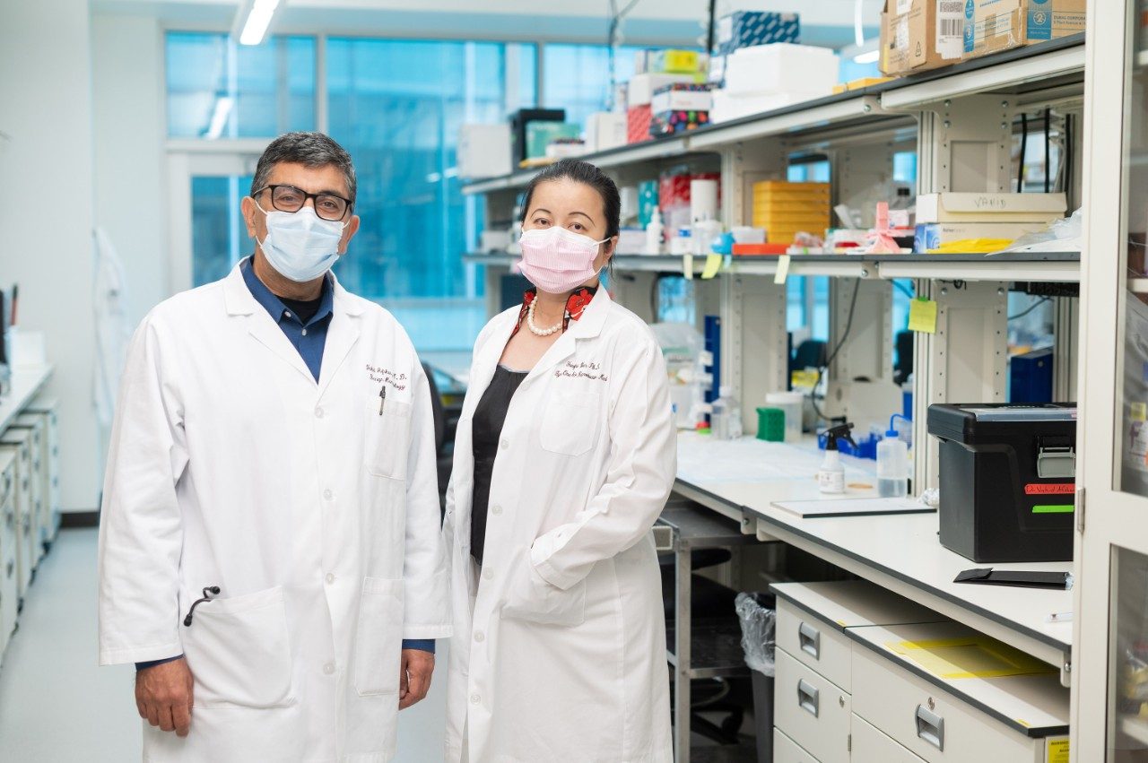 Vahid Afshar-Kharghan, M.D., and Yunfei Wen, Ph.D., together in the lab 