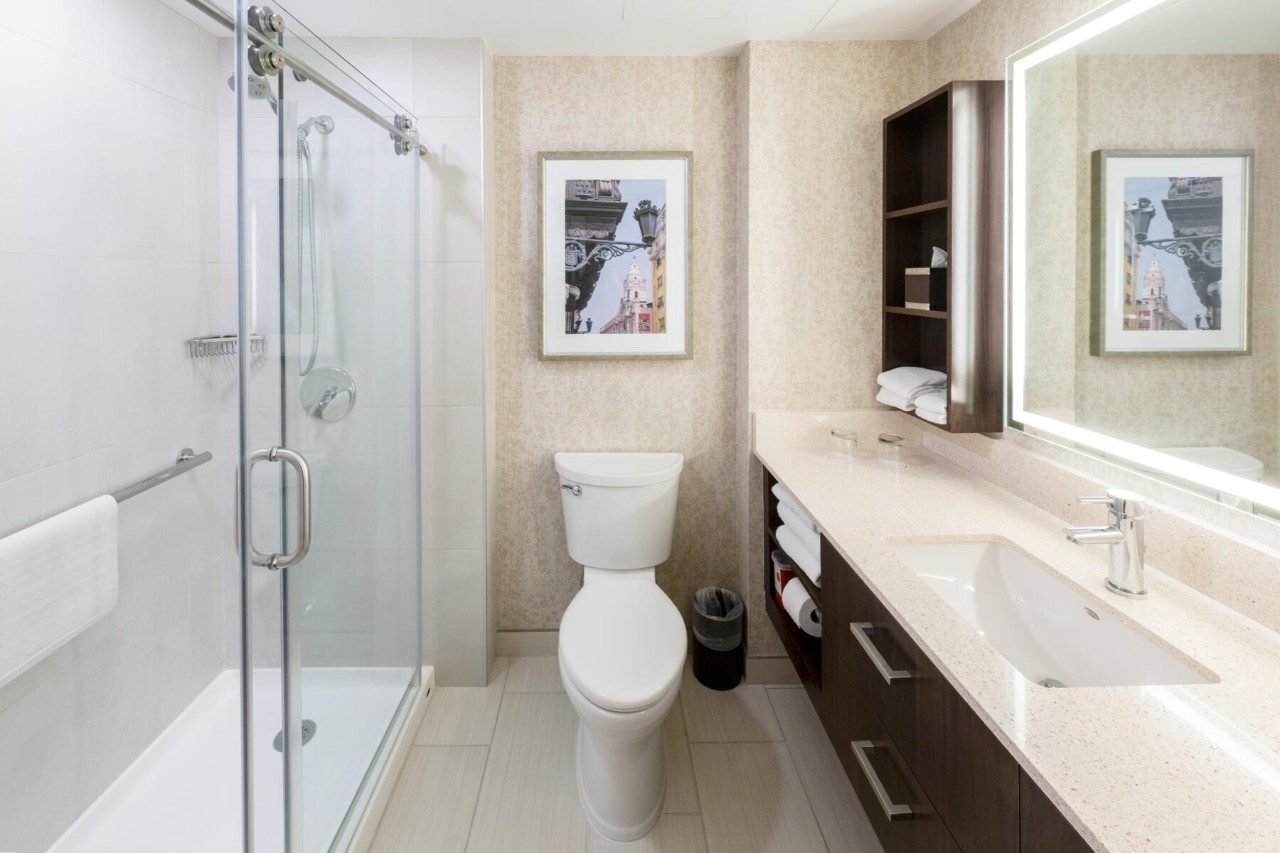 King room with kitchenette bathroom