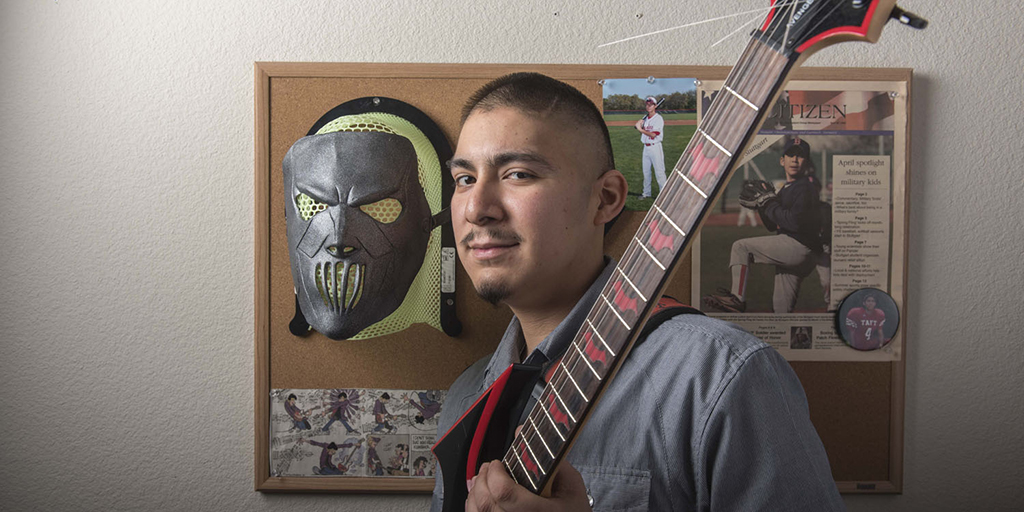 MD Anderson brain cancer patient plays guitar while doctors operate